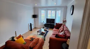 Cosy Gated Room with Free Secure Parking Private Bathroom - Image 2