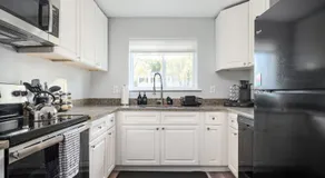Quiet & Quaint apartment, 5 mins to airport and 15 mins to downtown - Image 5