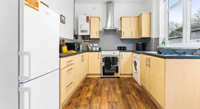 Comfortable 4 Bed Home - Free Parking & Fast WiFi - Image 3