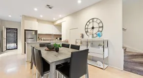 Spacious 3 Bedroom Family Home near Lake & UniSA - Image 4