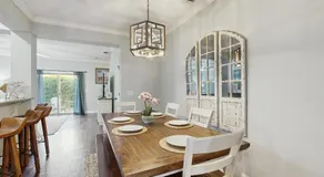Charming southern townhouse w/enclosed yard & access to community pool - Image 3