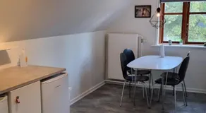 Værelse, tv-stue og spiserum uden vand, ikke køkken, på første sal , eget badeværelse i stueetagen - Image 5