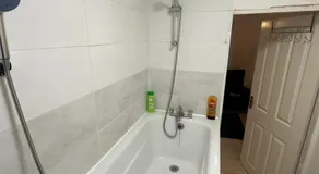 Double bed Quinton ,Studio Fast WiFi,Netflix, No deposit Required - Image 4