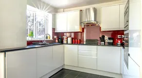 Cranberry House Stylish 3BR, 7 Guests Contractor with Cinema Room Near JLR NEC and Airport - Image 4