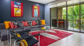 3rd-floor space with modern décor recently renovated viewing over pool in Coco - Image 4