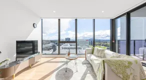 Sunny Woden Apt, Near Hospital, Mall w Parking - Image 2