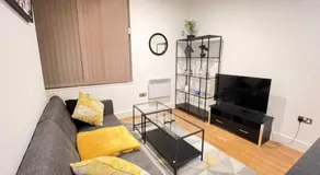 Cosy High Street Apartment 30 seconds from station - Image 2