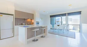 Stylish 3 Bedroom Townhouse - Free Parking - Image 3