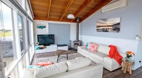 Stunning Waterfront only 10 minutes to Phillip Island - FREE EV UNIT 7kW for electric cars - pet friendly, fireplace FREE WIFI wine & chocolates - Image 2