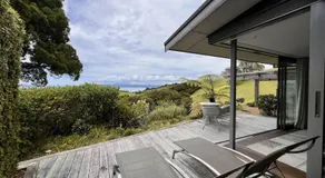 Waiheke Luxury Blue and Green Rooms - Image 3