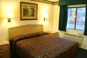 Tiffany Inn Corona - Image 5