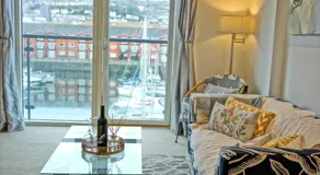 Elegant and Bright Seaside APT in Swansea Marina - Image 2
