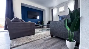 Spacious 3-Bed Family Retreat WiFi & Parking - Image 2