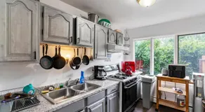 KING SUITE ON 16TH AVE - Image 3