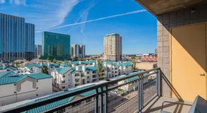 Skyline Loft Studio w City Views - Image 4