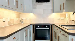 MODERN DELUXE AIRPORT APARTMENT, FREE PARKING, LUXURY Interior, MEDIA WALL, Near Luton Parkway & M1, Sleeps 4 Guests, GARDEN - Image 2
