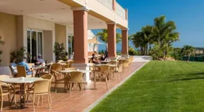 Luxury apartment with free use of pool, gym and spa - Image 4