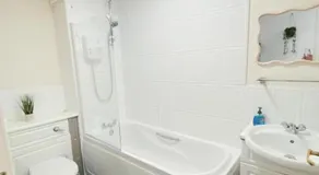 The Easter Suites with free parking - Image 5