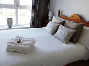 Skyline Plaza - 2 Bed Luxury Apartment - Image 3
