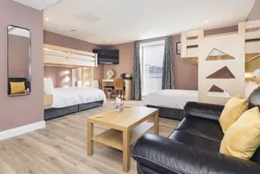 Port 56 Guesthouse - Image 2