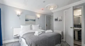 The Waterfront Townhouse Accommodation - Image 2