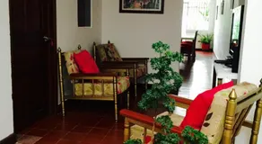 Casa Helga a dos cuadras de la Basílica, casa entera con jardín amplio, 6 habitaciones, 5 baños, cocina, comedor y sala de TV - Image 2