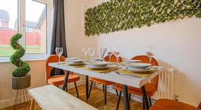 Detached House - City Centre Location - Free Parking, Garden, Smart TVs with Netflix by Yoko Property - Image 5