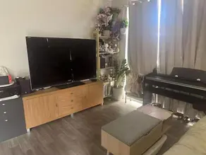 Master room with private bathroom and AC - Image 2