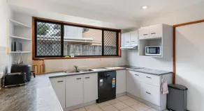 Cozy Comfort 4BR near Malls and Transport - Image 5
