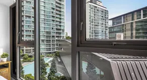 Portside Luxe Retreat 2BR FREE Parking & Pool - Image 4