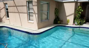 Maison de piscine idéalement située avec WiFi gratuit et plafond voûté - Image 2