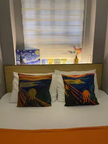 Van Gogh Capsule Room Netflix 100mbps - Image 2