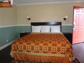 Paradise Inn & Suites - Image 2