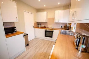 Spacious 4-Bedroom House in Glenboig - Image 3