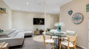 VIVID - Lake Macquarie Cosy House, heated pool, ev station, fireplace 1 hour from Sydney - Image 2