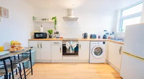 1BR Modern Apartment With Free Parking & Fast WiFi - Image 4
