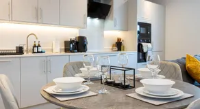 Modern 2 Bed near Wythenshawe Hospital and Manchester Airport With Parking - Image 5