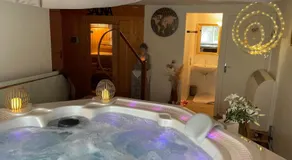 Chambre d'hôte grise avec petit dejeuner Sauna et jacuzzi en option - Image 5