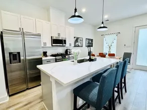 Modern getaway near downtown and airport - Image 5