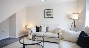 Stylish 3BR Apartment Newport Near M4 Free Parking on site - Image 2