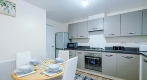 Stylish Lawnswood Lodge - Premium 3BR for Business & Leisure Stay Near Etihad & City Centre - Hosted by Parydise Properties - Image 3
