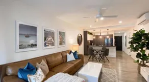 Luxe Retreat - Airport 13 mins, Free Parking, Train, Bus, Shops & Parks Nearby - Image 2