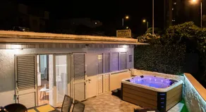 Apartment Pebbles - With Jacuzzi - Image 2