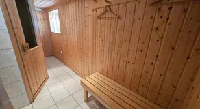 Les huit joyeux randonneurs au sauna - Image 4