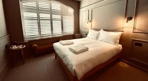 ROOMS AT THE QUAYSIDE - stylish en-suite rooms on Poole Quay all fully refurbed - Image 2