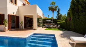 Exclusiva Villa con piscina privada y vistas al mar - Image 3