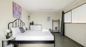Peaceful Courtyard Double Room Near Transit - Shared Bathroom and Kitchen - Image 2