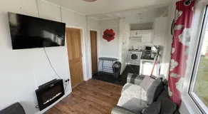 Captivating 2-Bed Cottage - Image 2
