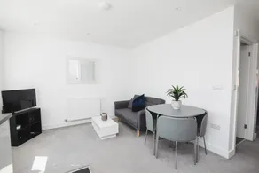 NEW 2BD Pontact Flat in the Heart of Didcot - Image 2