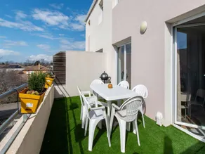 Modern Seaside Apartment - Image 4